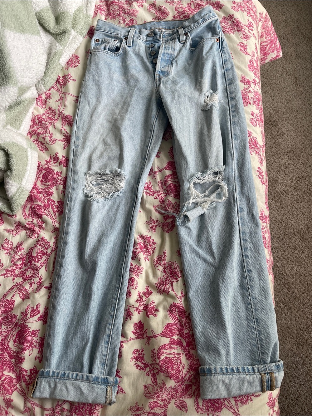 Light Wash Distressed Levi’s Jeans - Casual Slim Fit